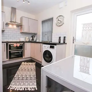  Holiday home No25-luxe Living Guest House- 2 Bed-wifi-free Parking-city-